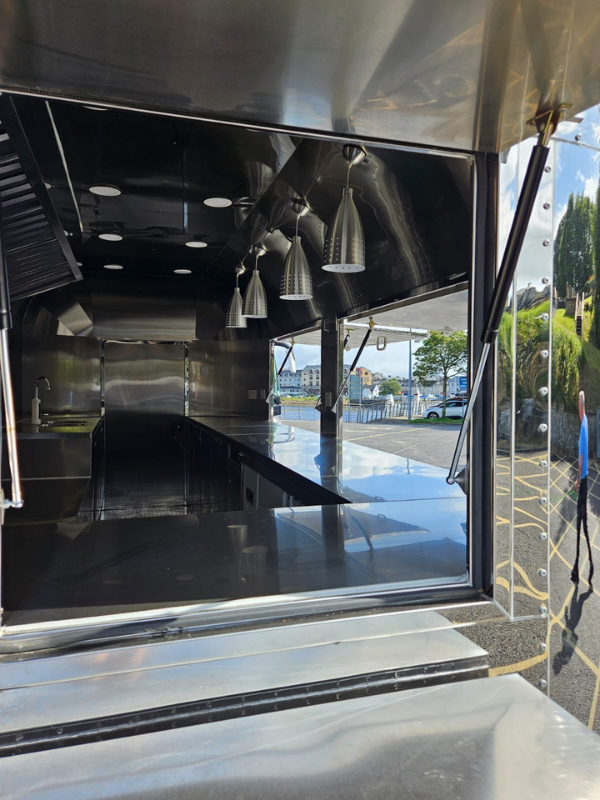 AKGI Remoques Cuisinieres Cote d'Ivoire - Retro Airstream Trailer